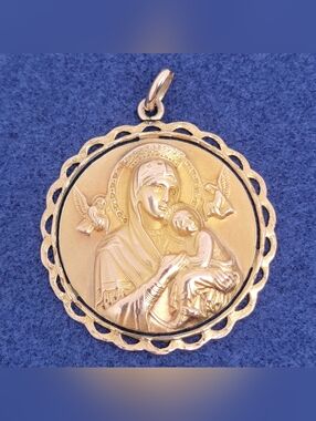 Vintage 10k Gold Virgin Mary Baby Jesus Christ Angel Medallion Pendant 9.31g